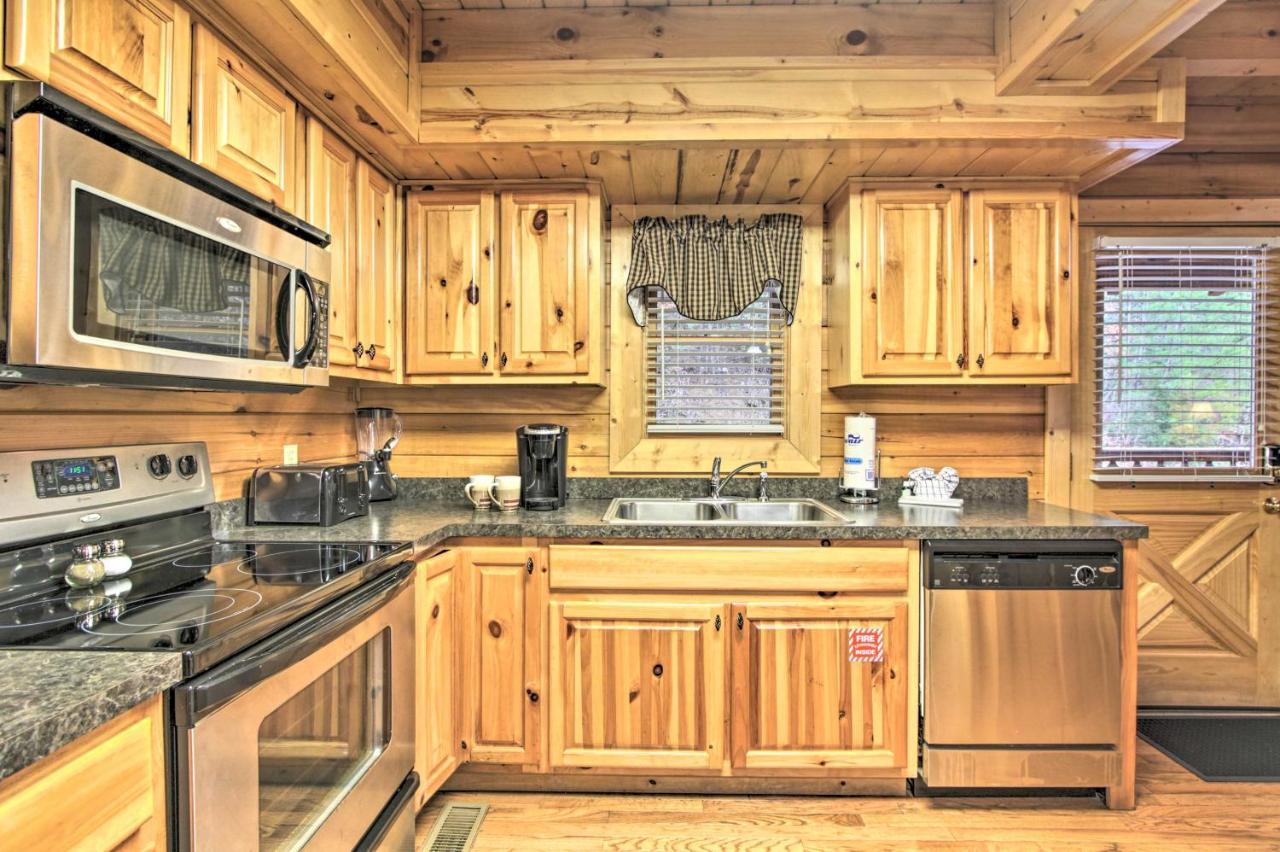 Cabin With Hot Tub About 2 Mi To Island In Pigeon Forge! Екстериор снимка